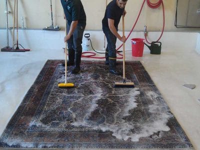 Lavaggio di un tappeto eseguito a mano